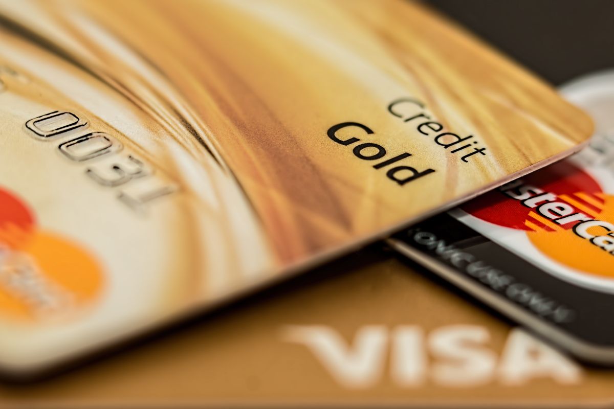 Ce este cardul de credit și cum te poate ajuta?